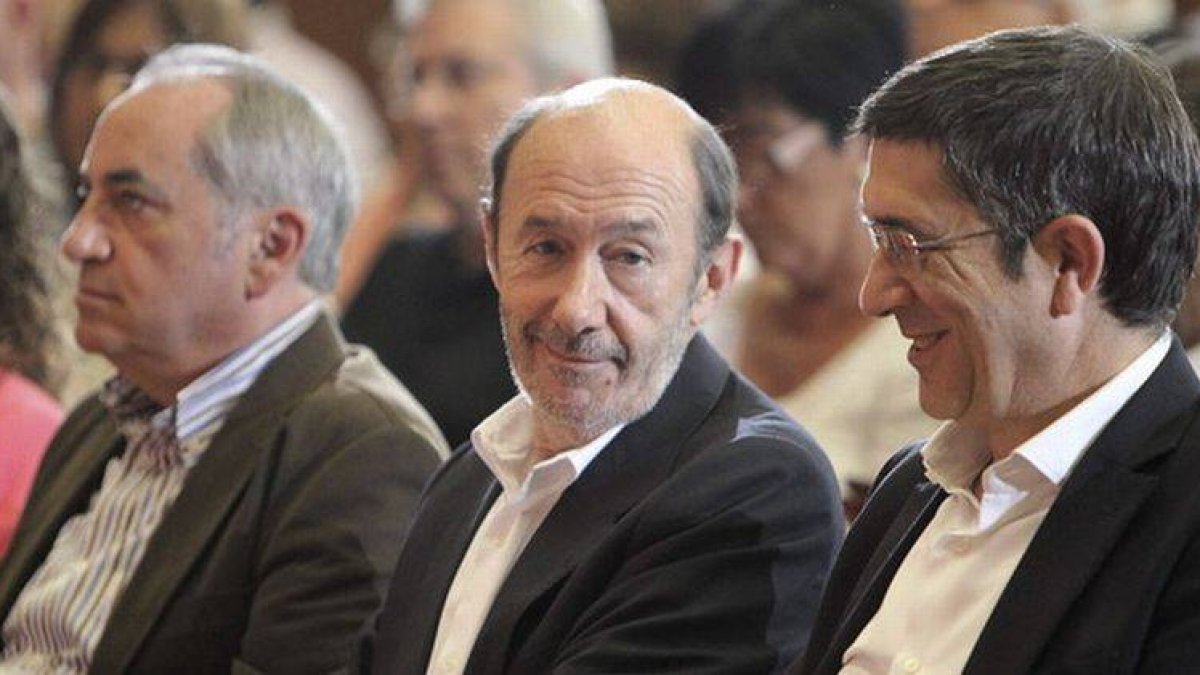 Alfredo Pérez Rubalcaba y Patxi López durante el acto electoral de su partido celebrado este sábado en San Sebastián.