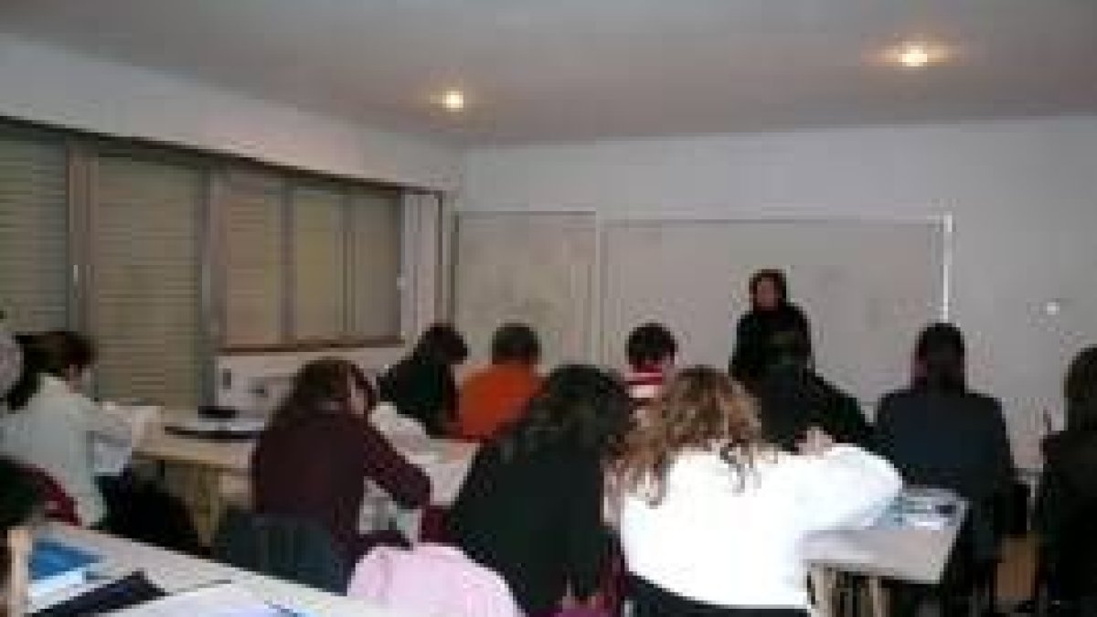 El curso de contabilidad fue inaugurado por la edil leonesista