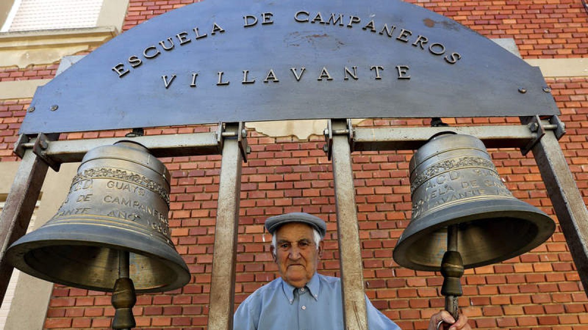 Santiago Calderón, campanero mayor de Villavante.