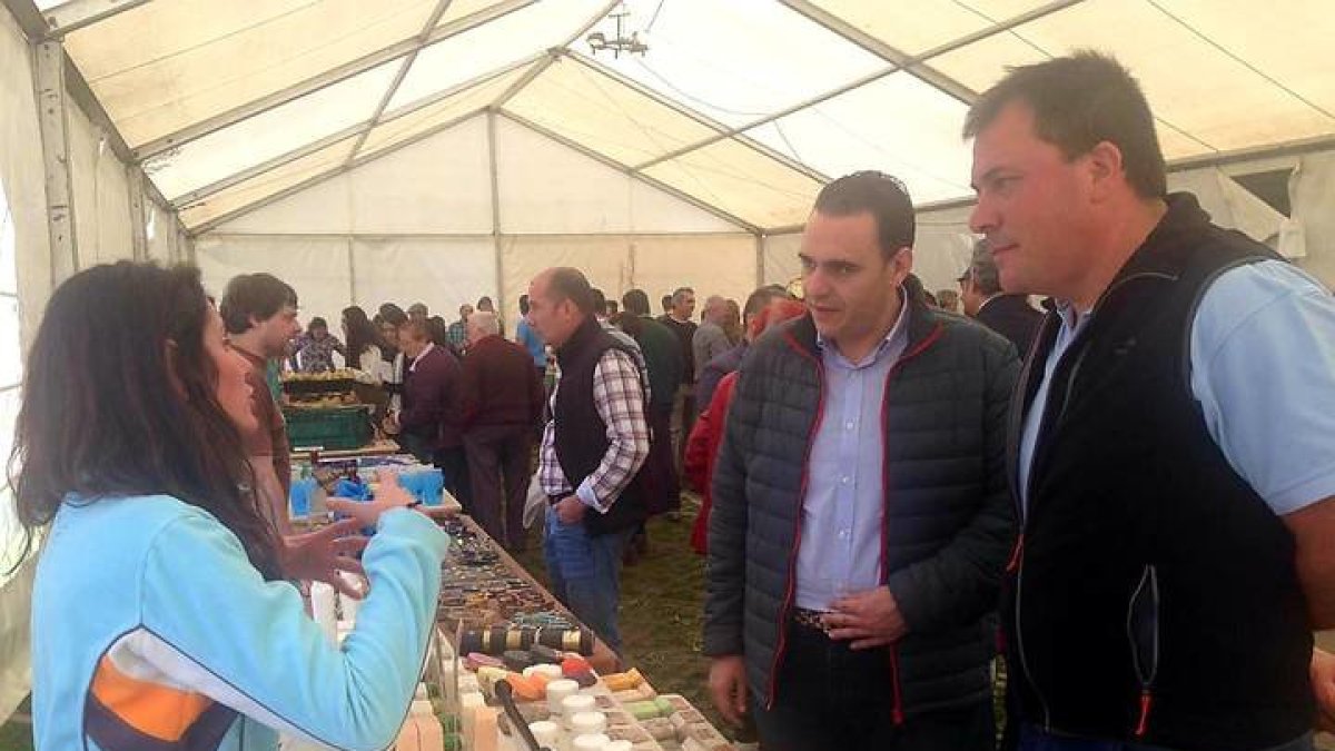 Los miembros del PP durante su estancia en la feria de Oseja de Sajambre. DL