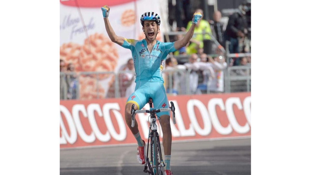 Aru festaja su triunfo en la cima del Montecampione.