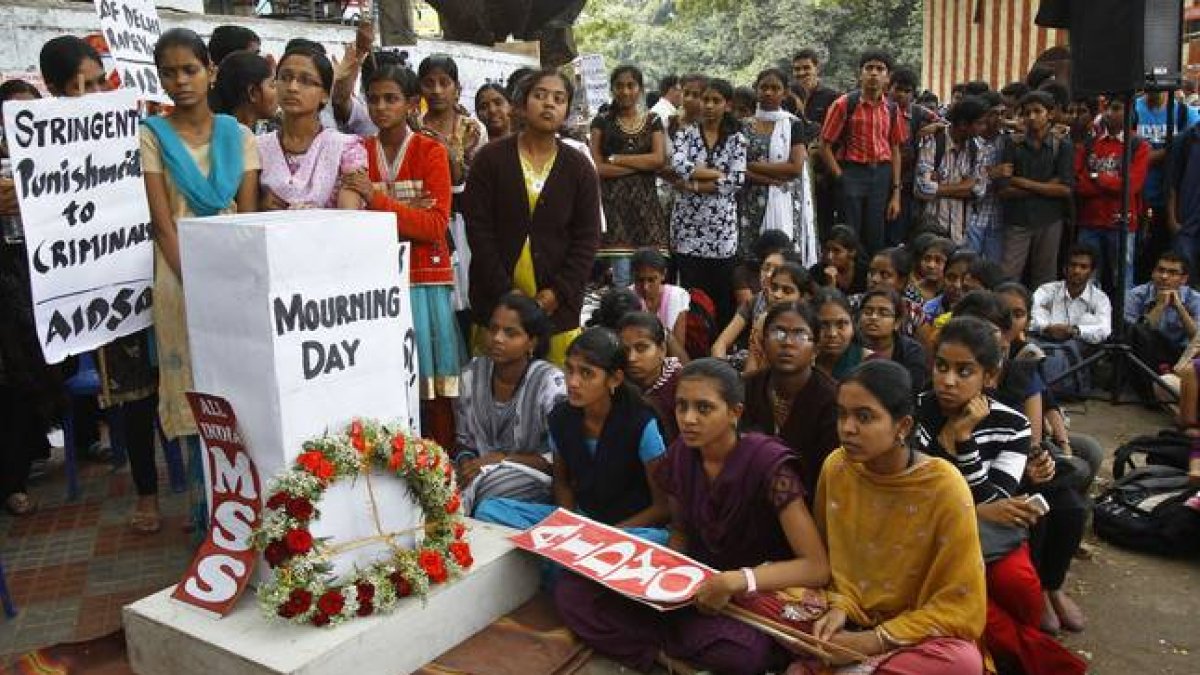 Ceremonia en recuerdo a una mujer que murió víctima de una violación, el pasado diciembre en Bangalore.