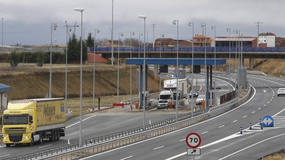 Imagen de vehículos transitando por la zona de peajes de la autopista León-Astorga.