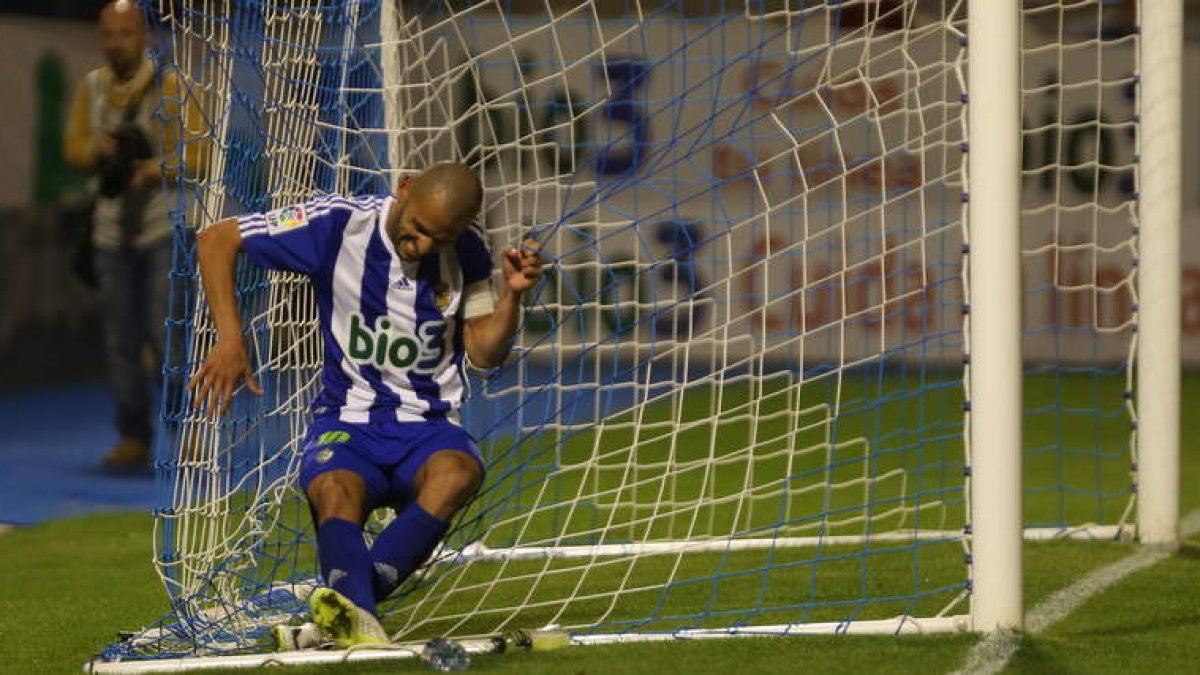 Yuri se enreda en las mallas de la portería de la Unión Deportiva Las Palmas en un momento puntual del partido disputado en El Toralín