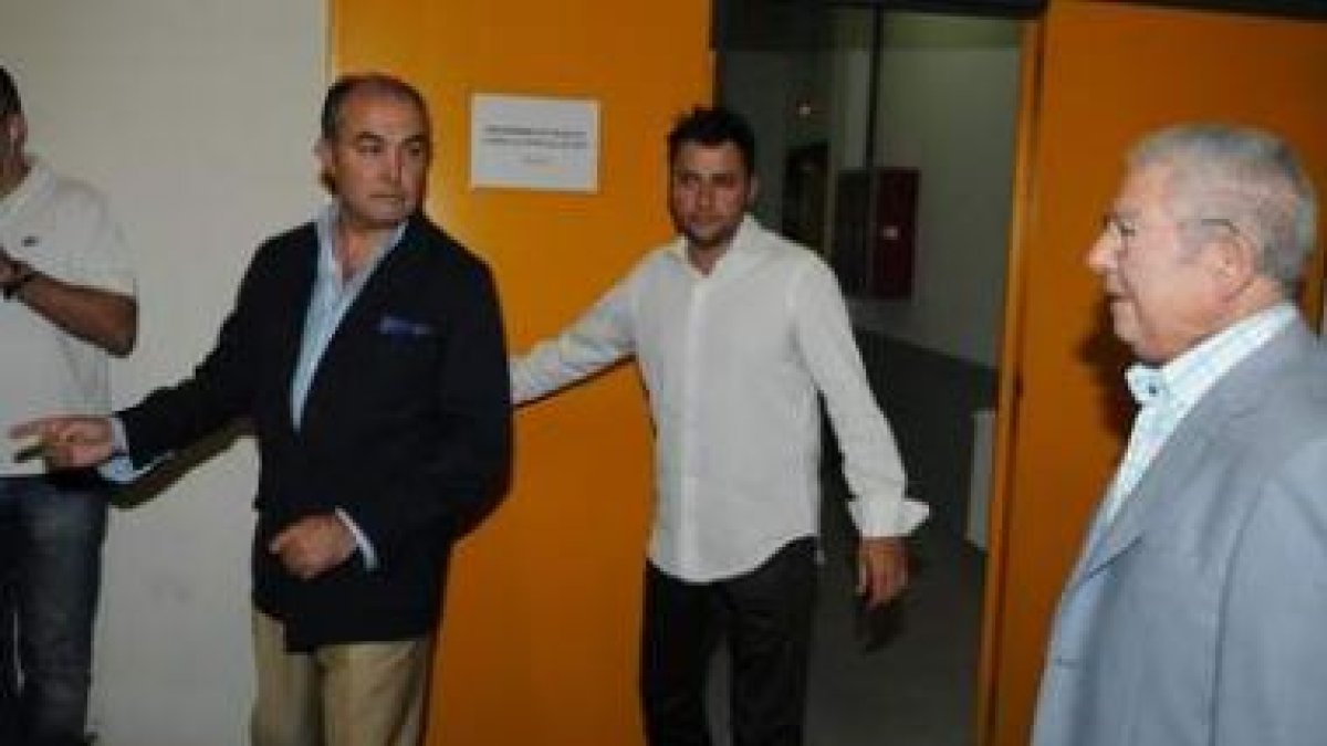 Santiago Vega, a la izquierda, y Domingo Cueto, a la derecha, junto al empleado del club leonés Iván