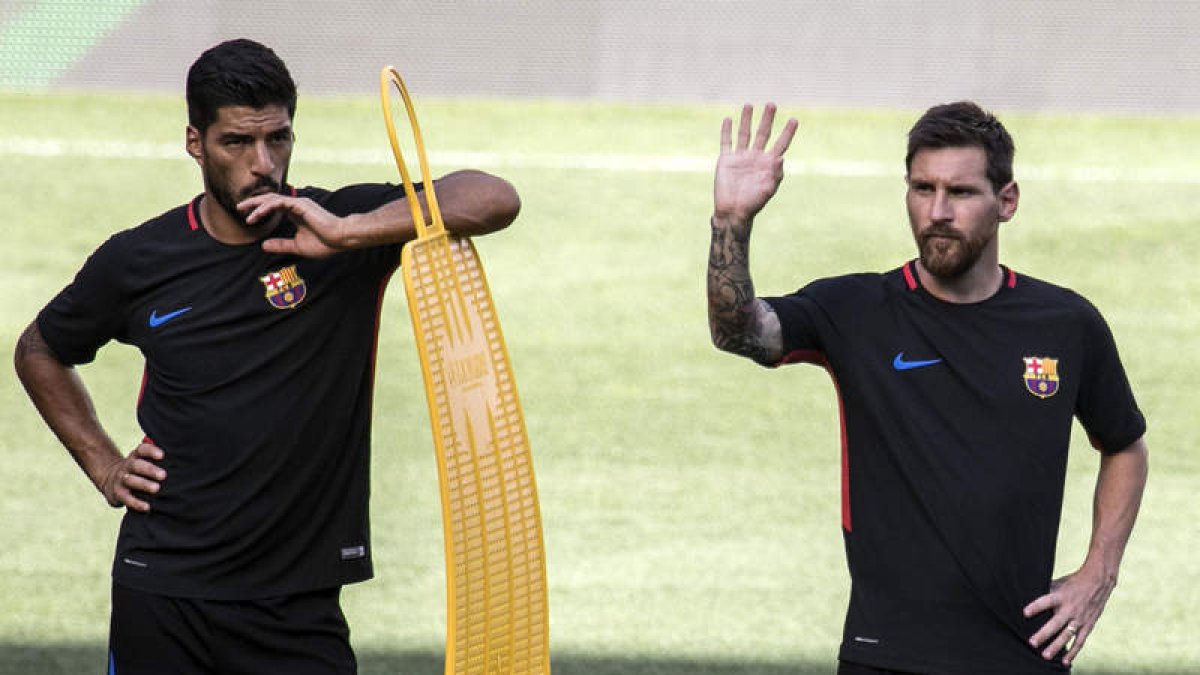 Messi, a la derecha, afronta el choque tras marcar un triplete con Argentina. EDU BAYER