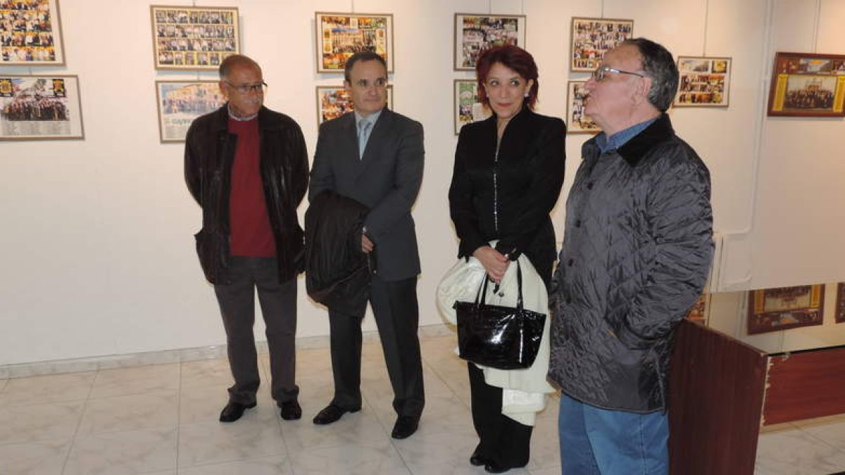 El coronel del Ralca y la alcaldesa inauguran la muestra junto a algunos de los organizadores.