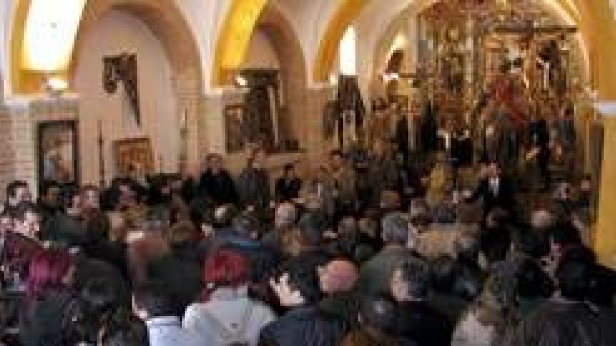 La subasta de los pasos de Sahagún congregó a decenas de vecinos de la villa