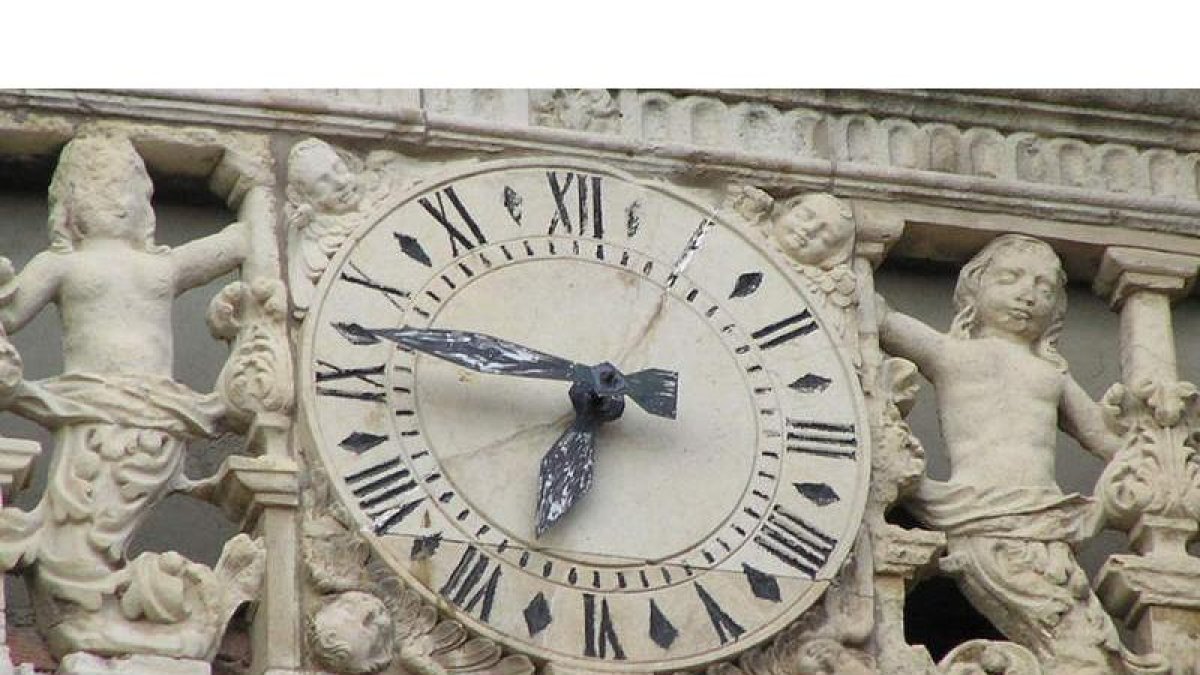Esfera exterior del reloj de la Catedal de Astorga, obra de Bartolomé Fernández. JORGE MARTÍNEZ MONTERO