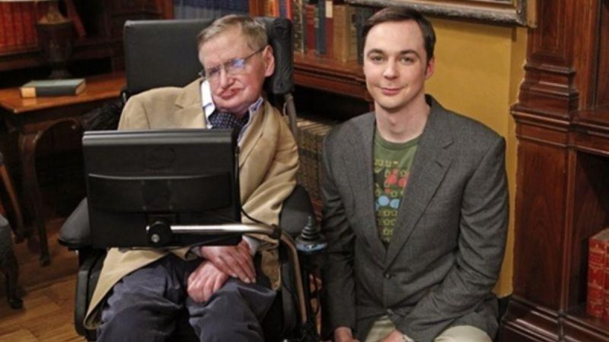 Stephen Hawking con Jim Parsons, el actor que encarna a Sheldon Cooper, juntos en el plató de The Big Band Theory, en el 2012.