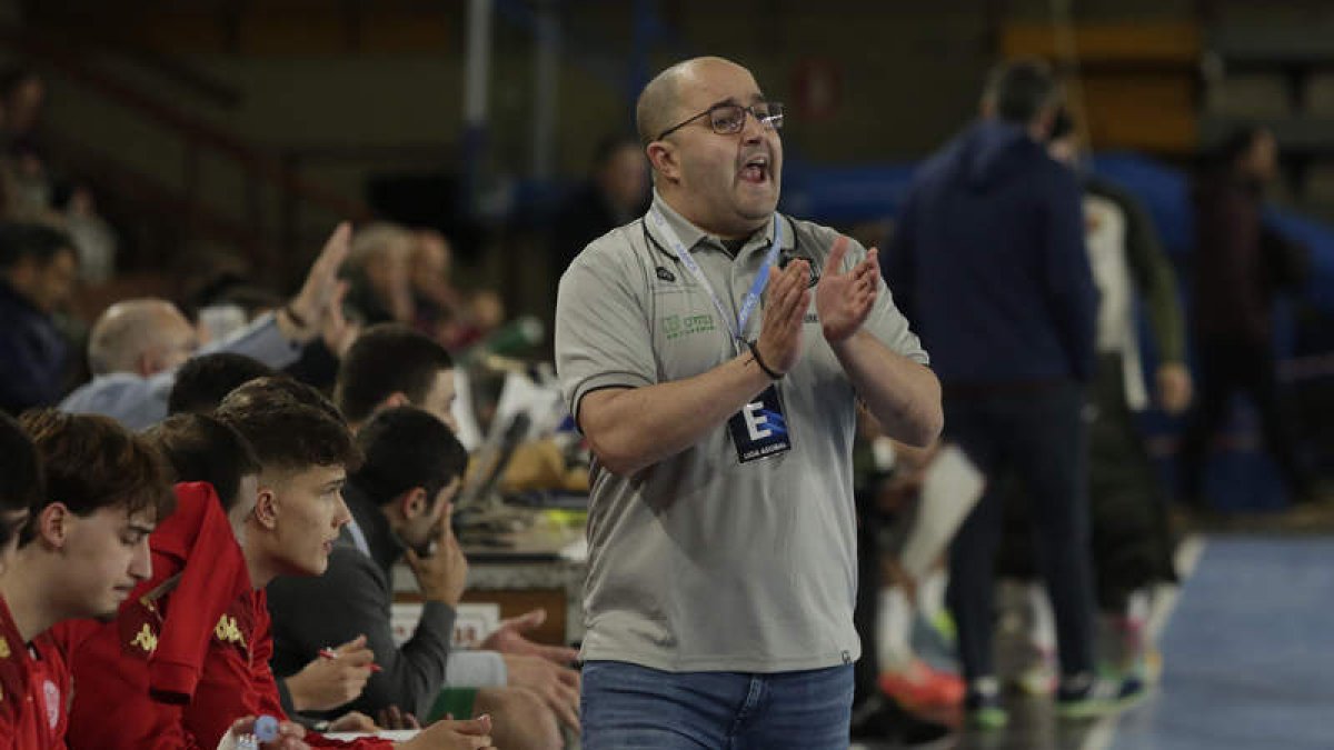 Dani Gordo, durante uno de los partidos de Liga del Ademar de esta temporada. FERNANDO OTERO
