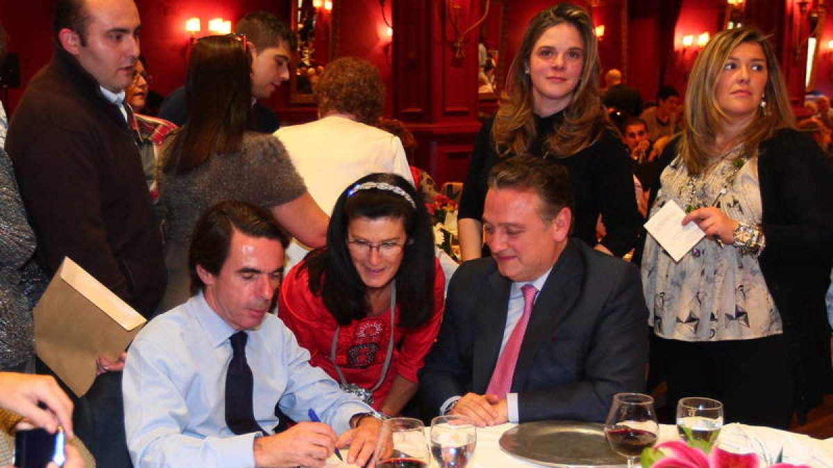 Los seguidores de Aznar hicieron cola tras la comida-mitin para conseguir un autógrafo de su gurú.