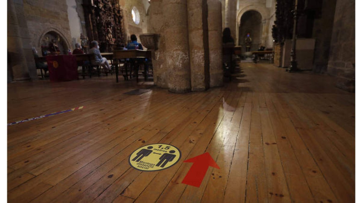 Bernardo Martínez con el Diario de León en la terraza del Morán, en plaza de la Pícara Justina,