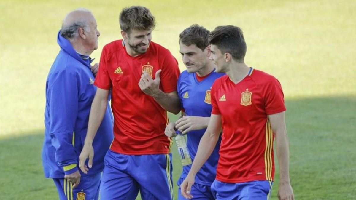 Bartra, Casillas y Piqué en una concentración de la selección junto al seleccionador Vicente del Bosque.