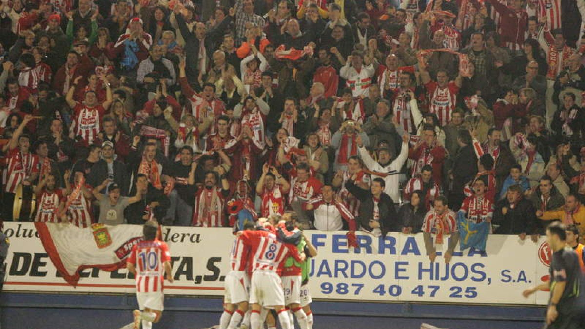 La afición del Sporting llenó el fondo sur del Toralín en su visita de 2007.