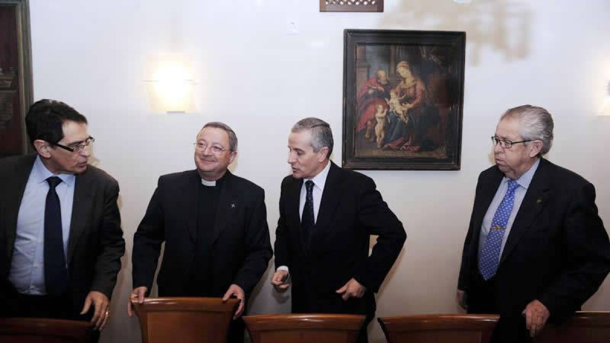 Los representantes de la cofradía, el cabildo y el Ayuntamiento, ayer, en San Isidoro.