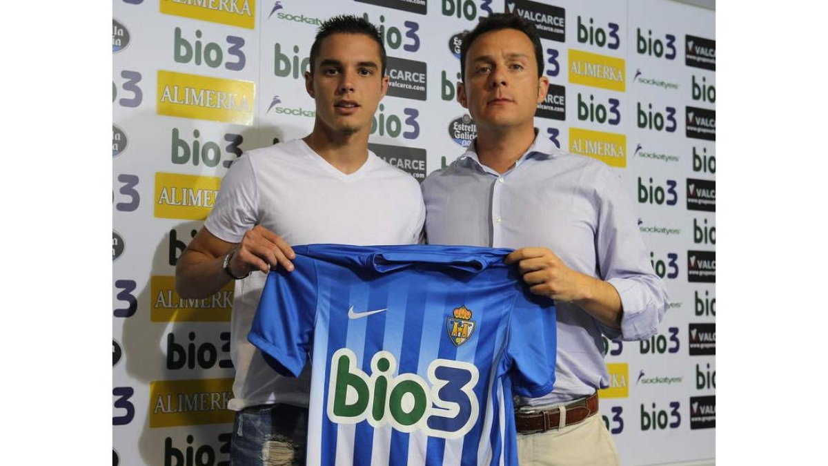 La Deportiva dio oficialidad al fichaje de Abel Moreno con el acto de presentación. L. DE LA MATA