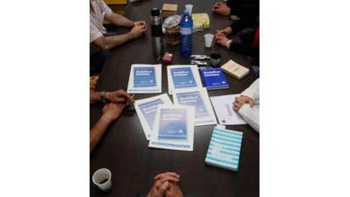 Algunos de los participantes en una sesión de Alcoholicos Anónimos, el jueves.
