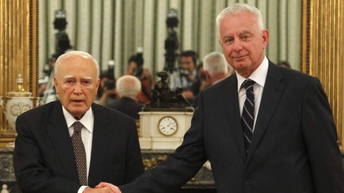 El presidente griego, Papulias, saluda al presidente del Consejo de Estado, Pikrammenos.