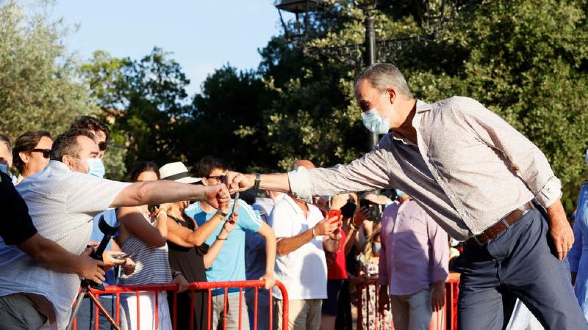 El rey saluda a un hombre respetando las normas covid durante su visita a Tramontana. BALLESTEROS
