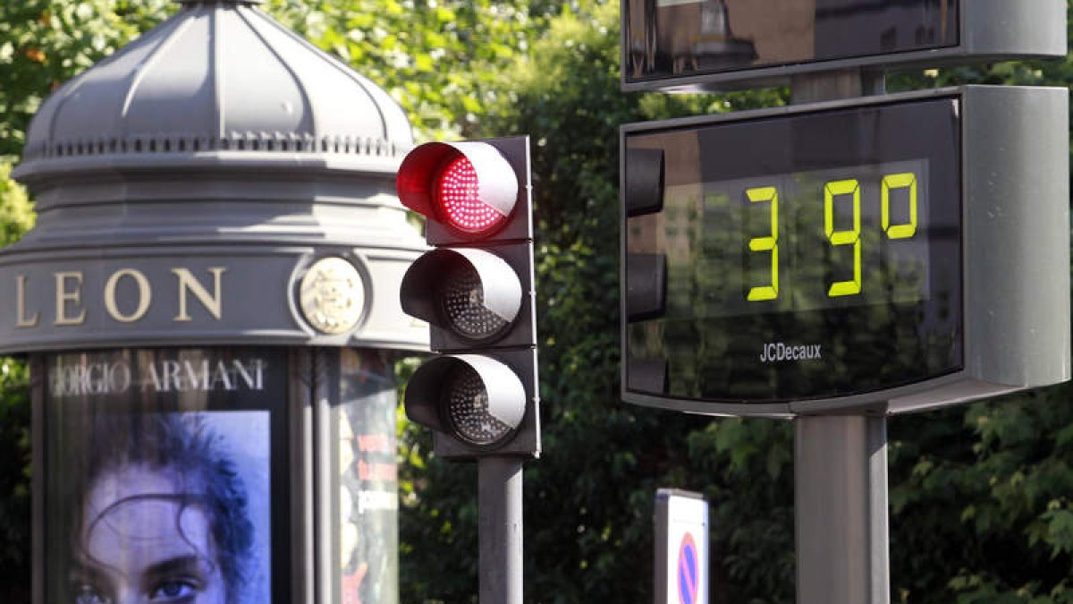 Imagen de uno de los termómetros de la capital que marcaba los 39 grados alcanzados ayer.