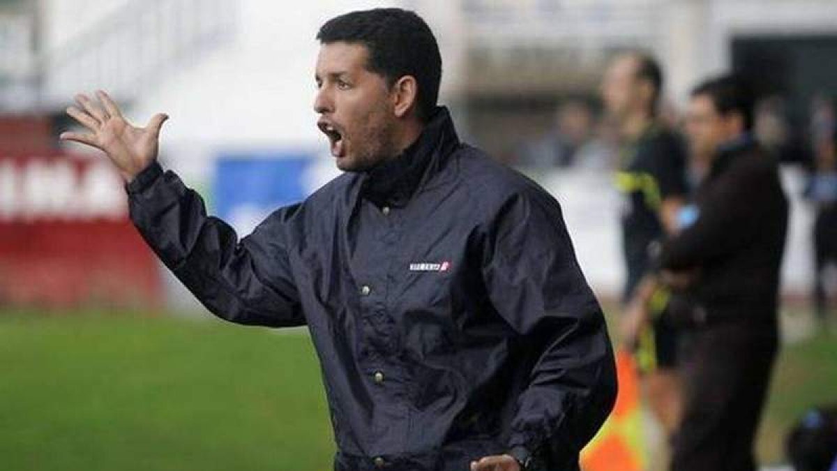 Héctor Alejandro Sandroni, el técnico argentino del Yeclano Deportivo, afirma que la Cultural parte como favorita en la eliminatoria. DL