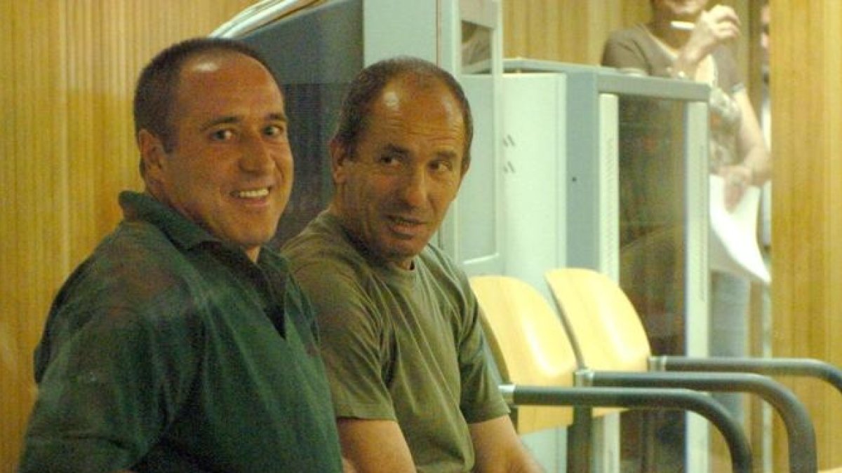 Parot, a la izquierda, junto a Txikierdi durante un juicio. JUAN M. ESPINOSA