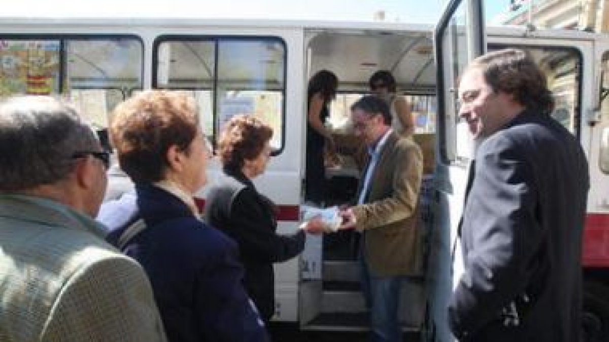 El vicealcalde, Javier Chamorro, entregó las primeras bolsas de raticida a los ciudadanos