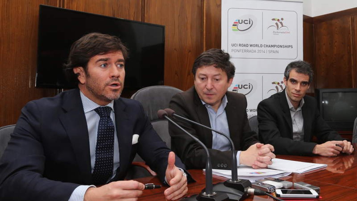 Los dirigentes locales y Francisco Arranz (i) sellaron el acuerdo de manera definitiva.