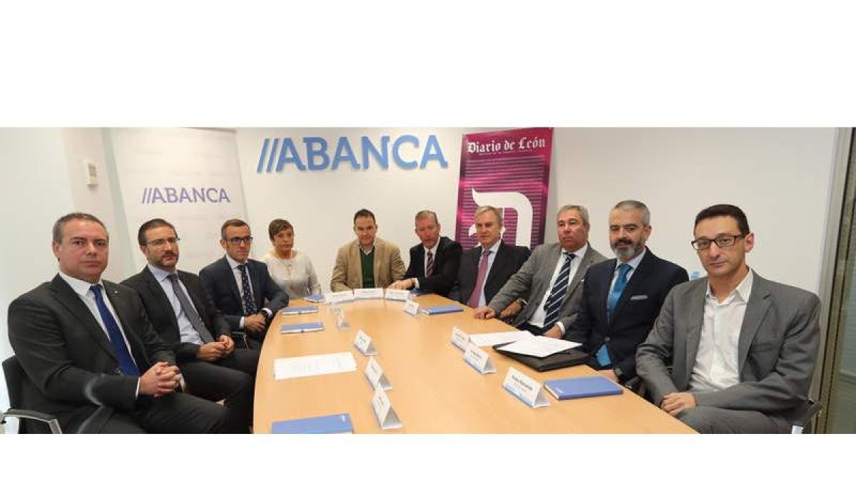 Marcos Lamas, Rafael del Valle, José Martínez, Carmen Morán, Rubén Ciézar, Pedro Jorge Fuertes, Víctor Robla, Joaquín S. Torné, Enrique Blanco y Andrés Manceñido, en la sede de Abanca en Ponferrada. L. DE LA MATA