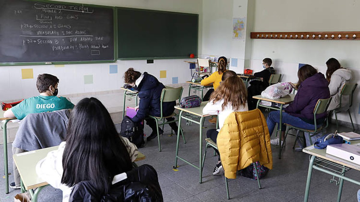 Un grupo de alumnos en un instituto de la capital leonesa durante este curso educativo. MARCIANO PÉREZ