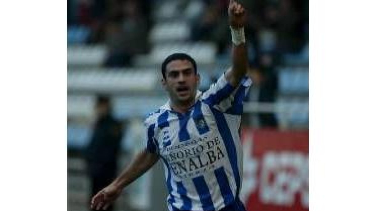 Sergio Gámiz celebra el tanto local, que a la postre sirvió para poco