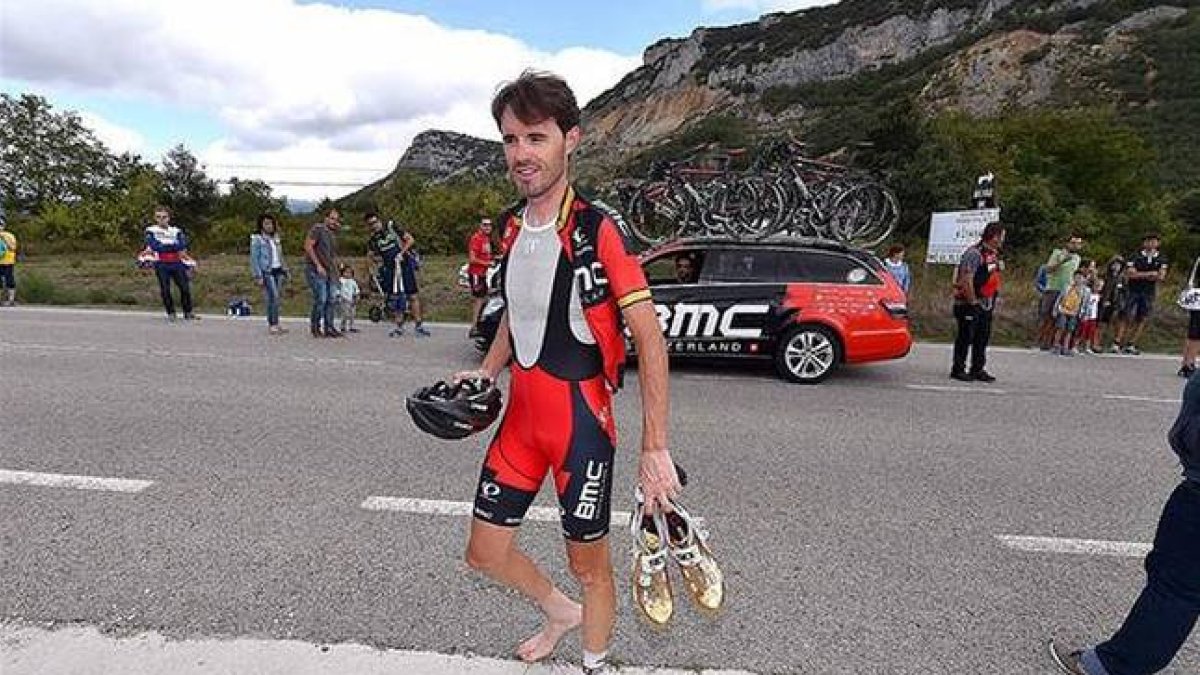 Samuel Sánchez, con el pie al aire, se retira en los primeros kilómetros de la etapa debido a la infección de una uña.