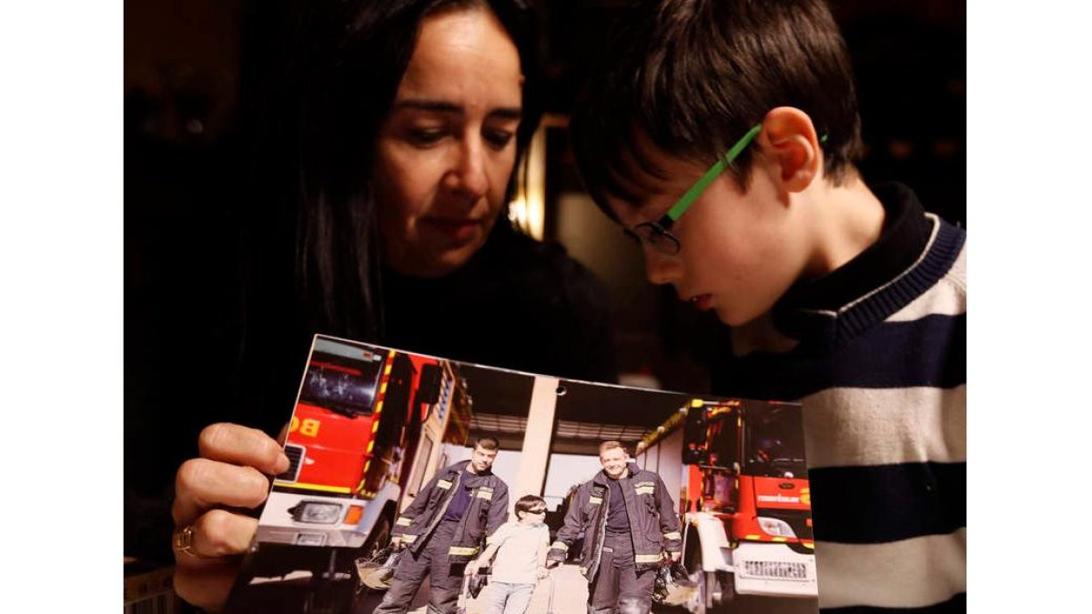 Héctor, con su madre junto a una de las imágenes que aparecen en el calendario solidario. JESÚS F. SALVADORES