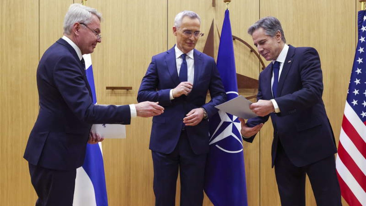 Pekka Haavisto, Antony Blinken y Jens Stoltenberg, ayer. JOHANNA GERON