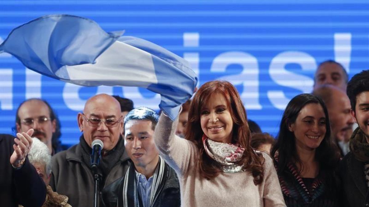 La expresidenta argentina Cristina Fernández de Kirchner, candidata a senadora por Unidad Ciudadana, saluda a sus seguidores en el búnker de campaña en la ciudad de Buenos Aires tras conocer los resultados electorales de las primarias en Argentina.