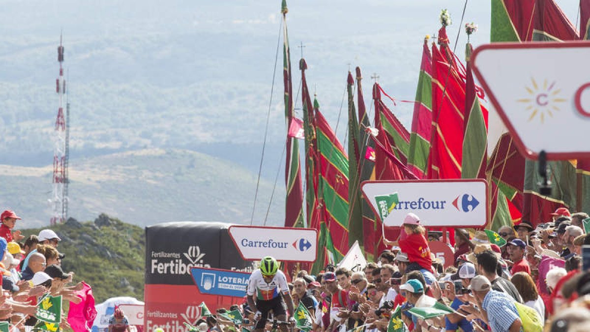 La Camperona sumó su tercera presencia en la Vuelta con un desenlace de las etapas más rutilantes en las que el coloso de Sotillos es ya un referente. FERNANDO OTERO