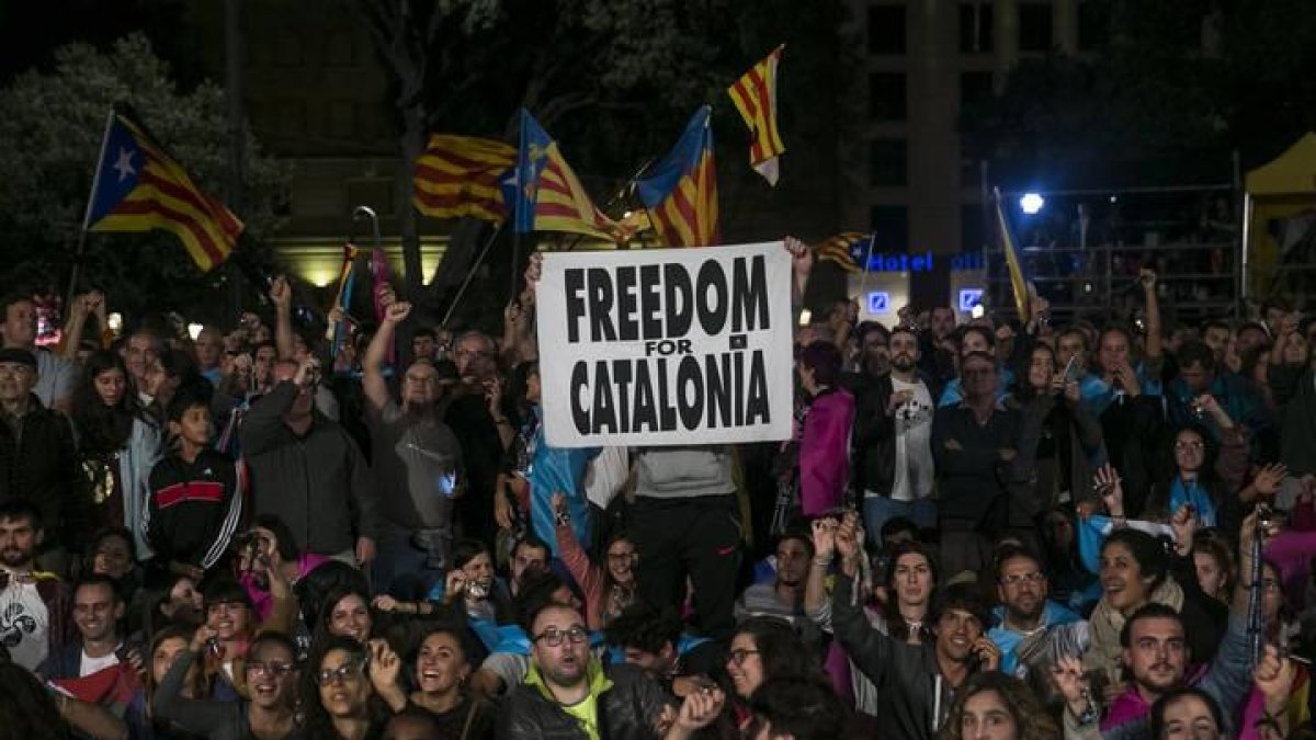 Cientos de personas se congregan esta noche en la plaza de Cataluña donde intervinieron el presidente de la Asamblea Nacional Catalana (ANC), Jordi Sánchez, y el presidente de Omnium Cultural, Jordi Cuixart, tras la jornada de referéndum.