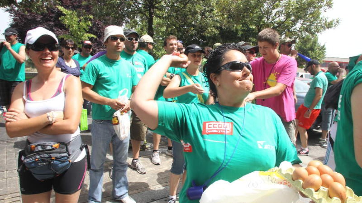 Una de las trabajadoras —docena de huevos en mano— se dispone a tirarlos contra la fachada de la delegación.