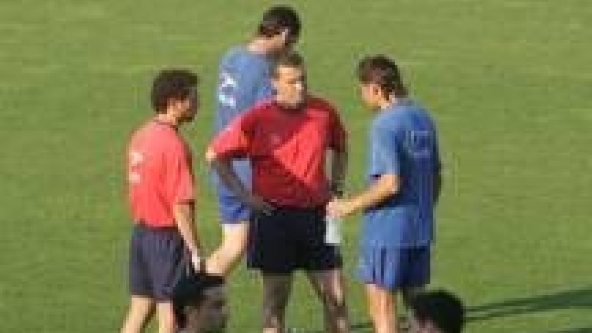 Tomé se interesa por el estado de Juan Povedano en presencia de Héctor Asenjo durante el partidillo