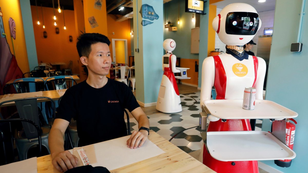 Mulán, la camarera robot que llama 