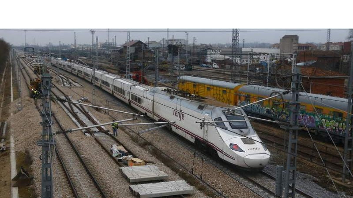 Las obras de integración del AVE avanzan en el entorno de la estación de la capital para que el tren de alta velocidad llegue a León en primavera, según las últimas previsiones del Ministerio de Fomento