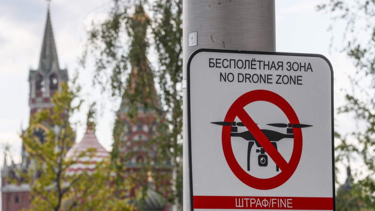 Señal de prohibido operar drones, en el centro de Moscú. YURI KOCHETKOV