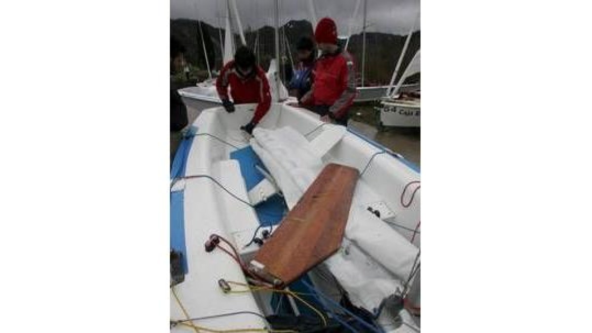 Varios regatistas aparejan con el barco todavía en tierra
