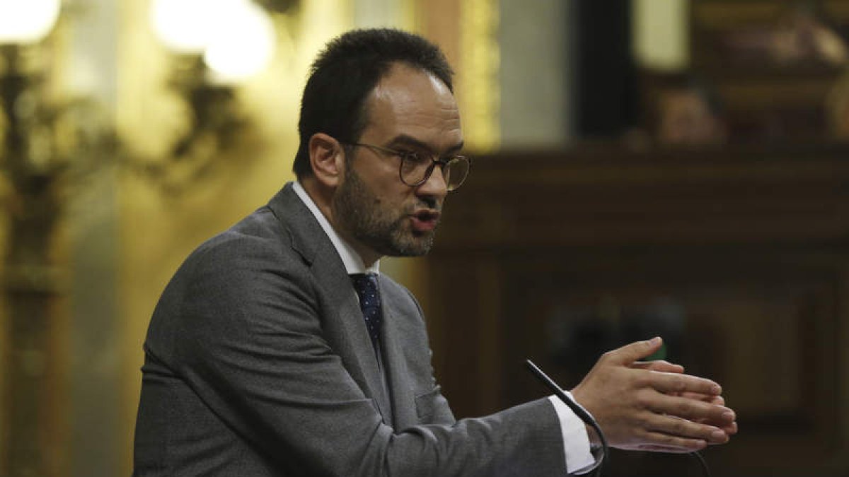 El portavoz parlamentario del PSOE, Antonio Hernando, durante su intervención en el debate. K. HUESCA