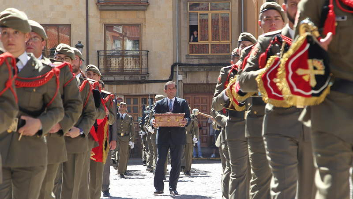 El teniente alcalde lleva escoltado por el ejercito el arca con tres llaves que guarda el pendón de Clavijo.