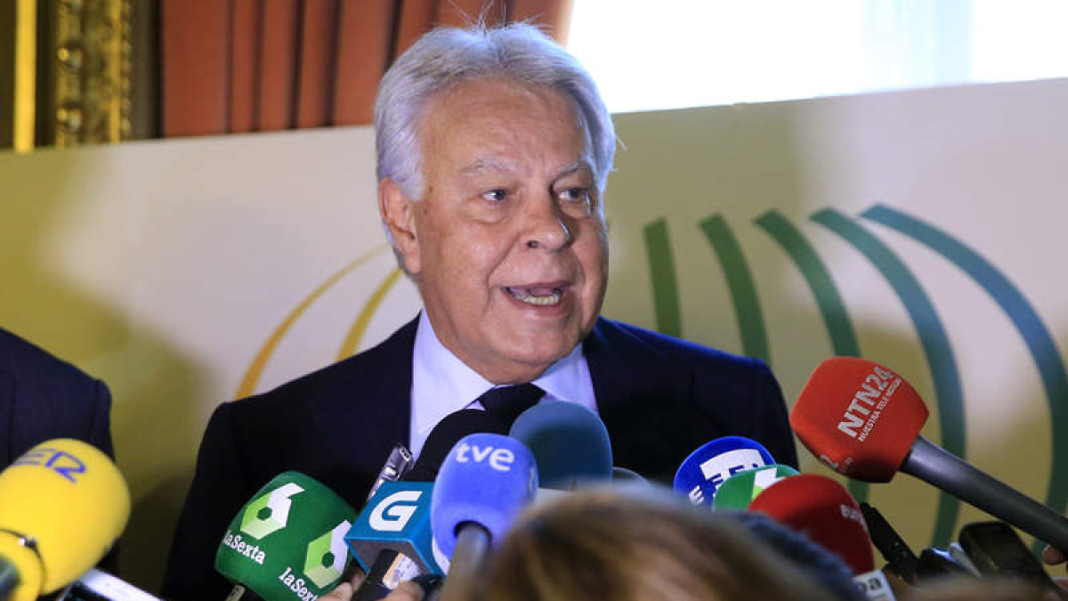 El ex presidente Felipe González se pronunció ayer sobre el procesamiento de Chaves y Griñán. ZIPI