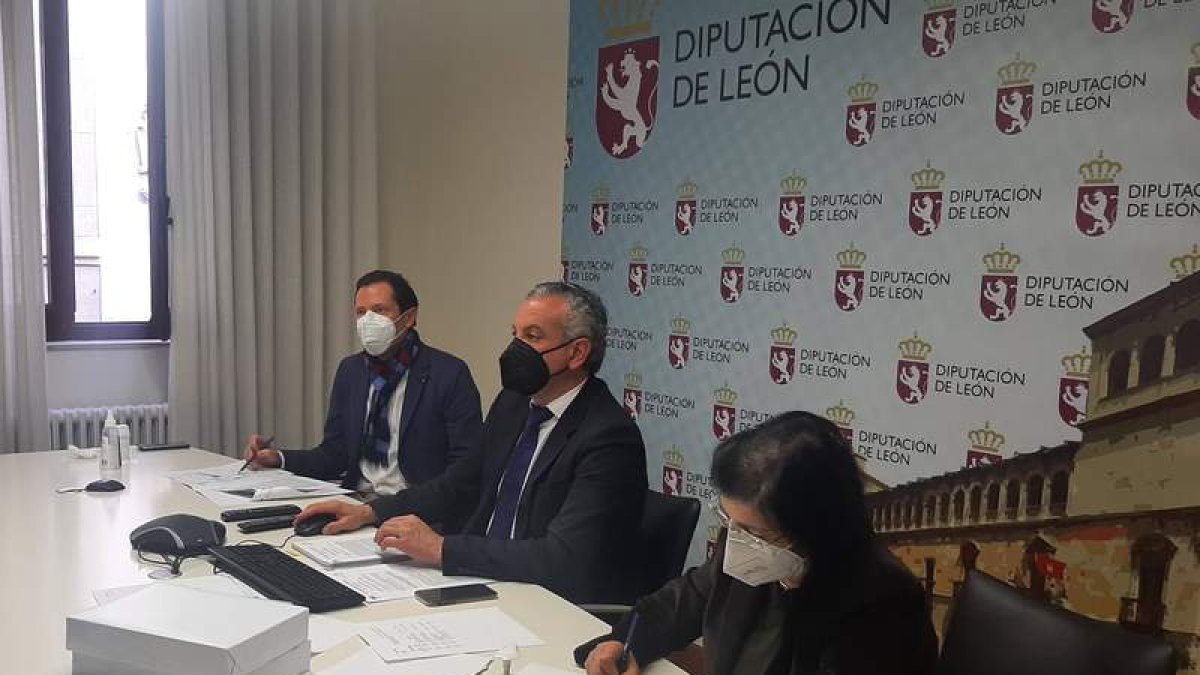 El diputado de Turismo, NIcanor Sen, en el medio, presidió la constitución de la comisión. DL