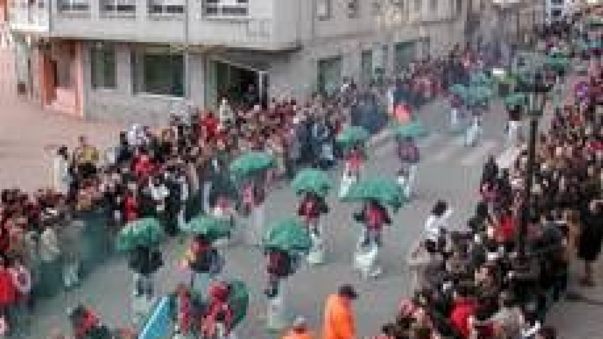 Un momento del carnaval de La Robla, que se celebró ayer tras ser suspendido el domingo pasado