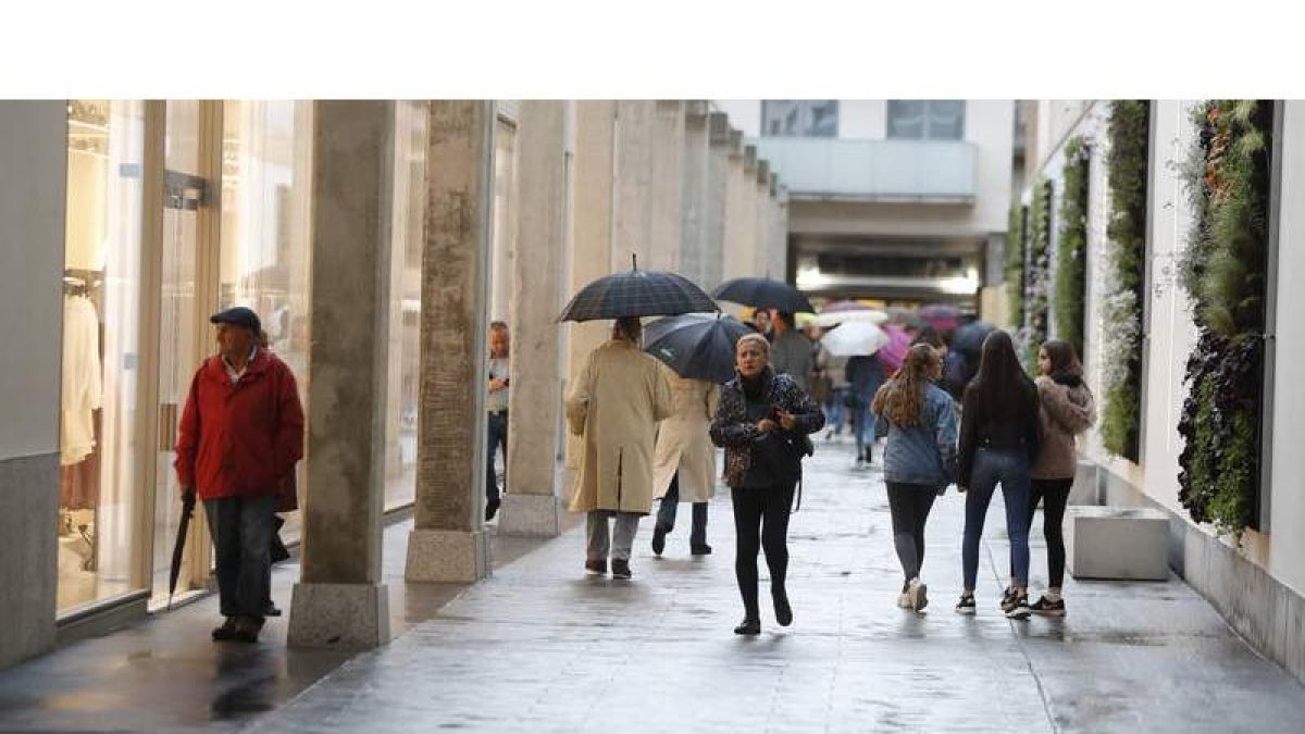 El pasaje se abre en los bajos del edificio del número 12 de la avenida Ordoño II, junto a la sede operativa consistorial. RAMIRO
